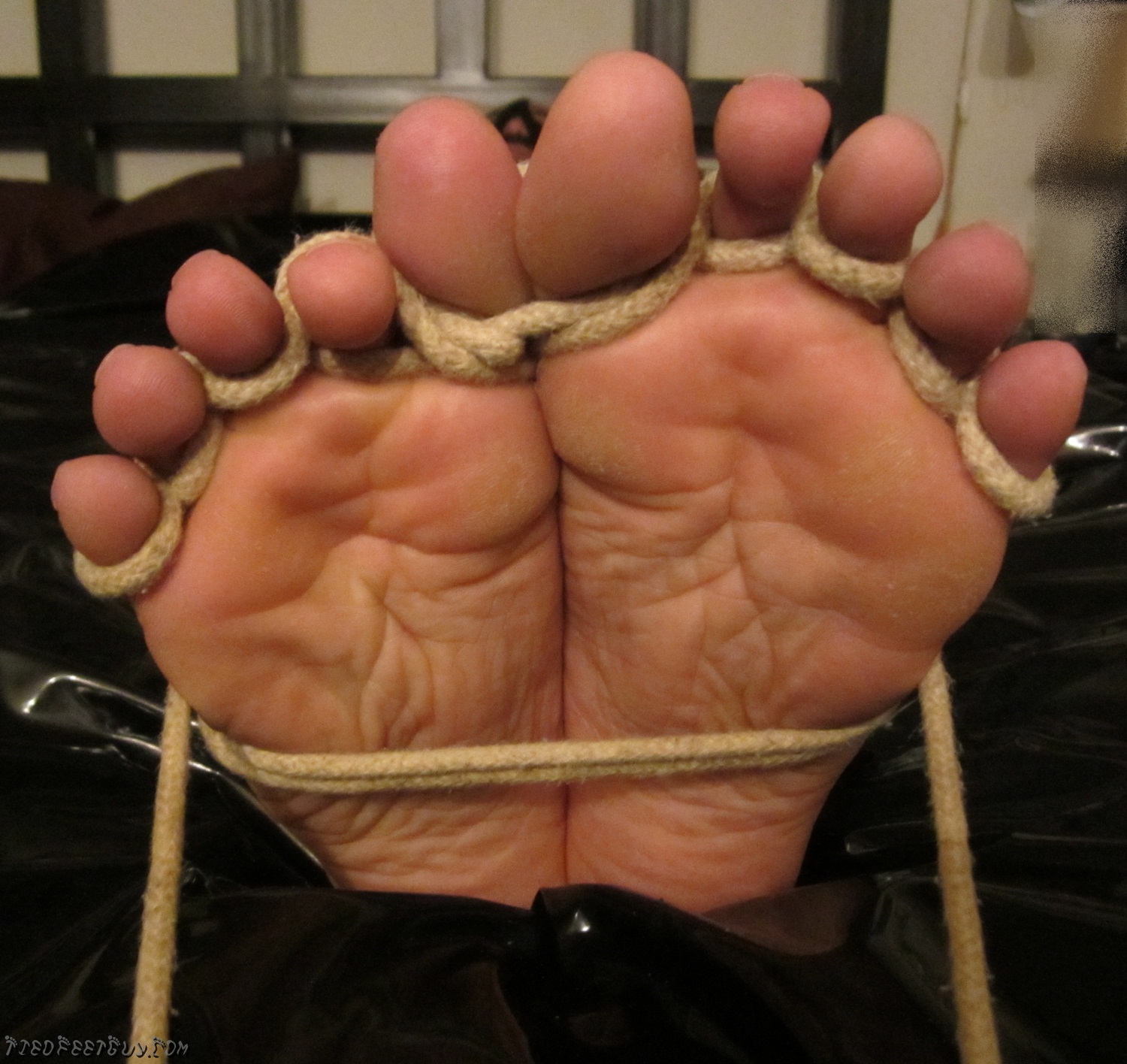 Foot and toe bondage
